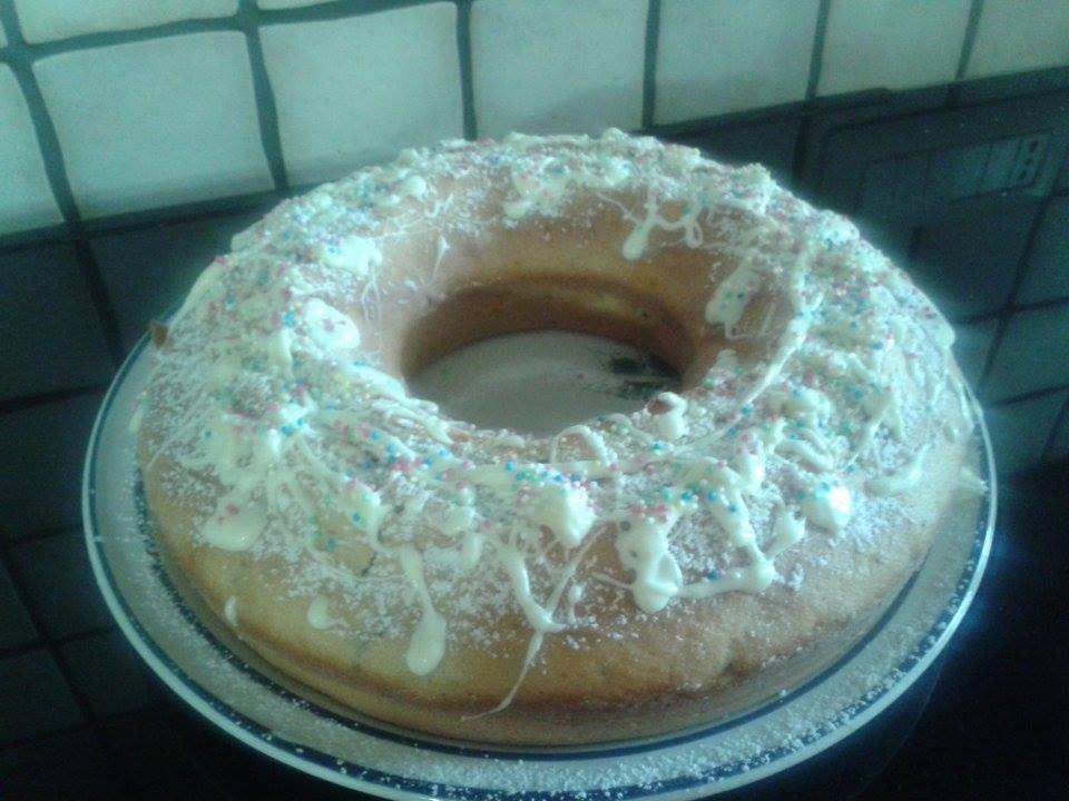 Ciambella con gocce di cioccolato bianco — ricetta fatta in casa
