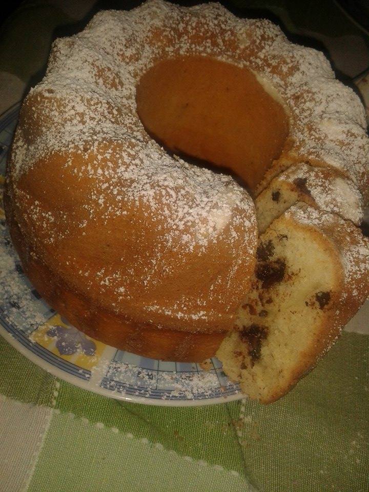 Ciambella con gocce di cioccolato — ricetta fatta in casa