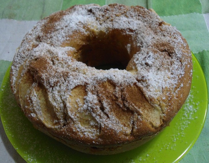 Ciambella con le mele e la cannella — ricetta fatta in casa