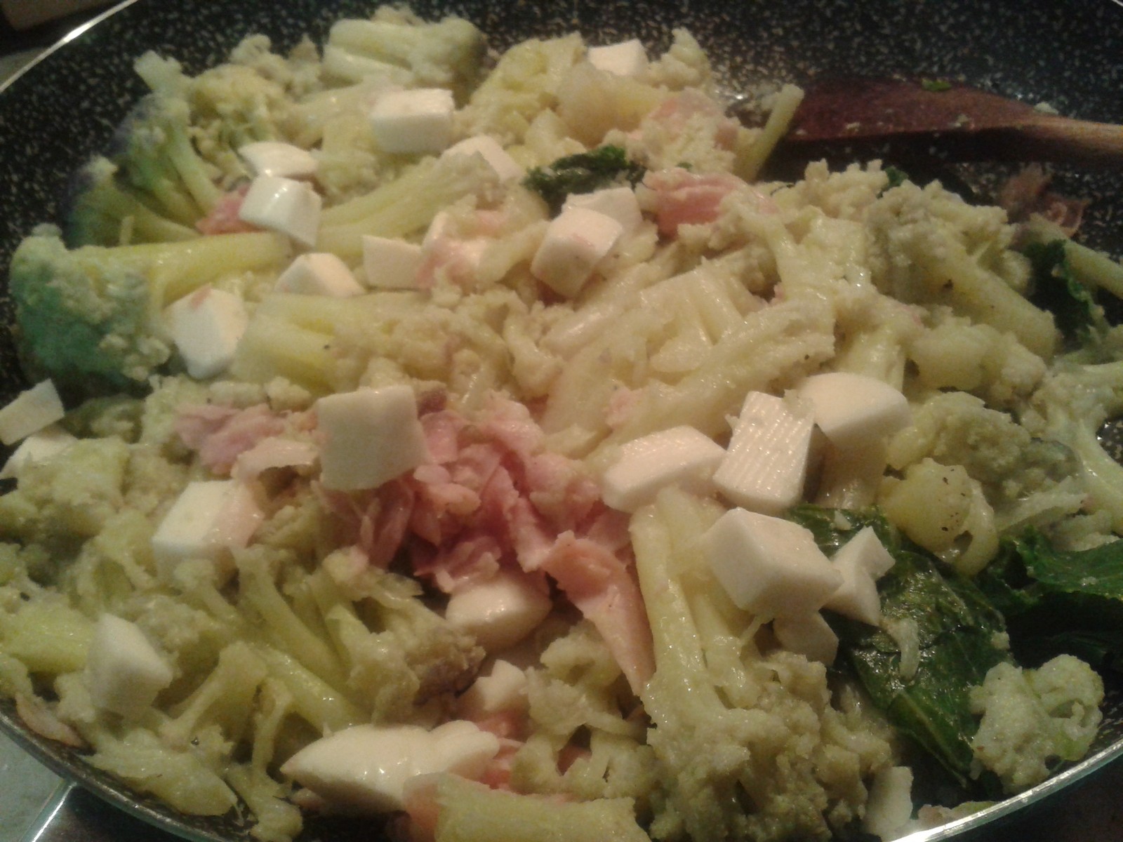 Farfalle integrali con Cavolfiore, mozzarella e prosciutto — ricetta fatta in casa