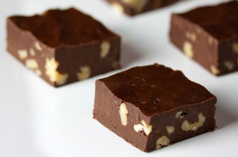 Fudge cioccolato e nocciole — ricetta fatta in casa