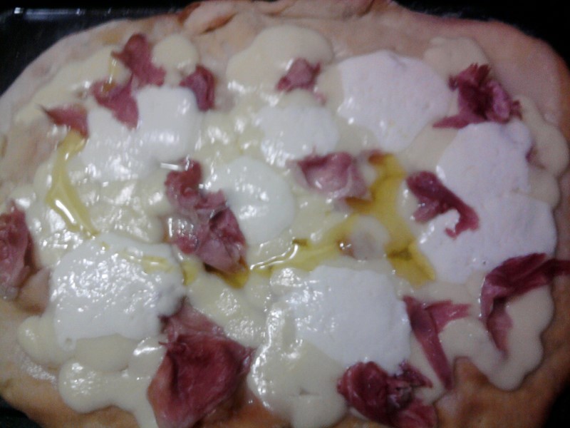 Pizza con prosciutto e mozzarella — ricetta fatta in casa