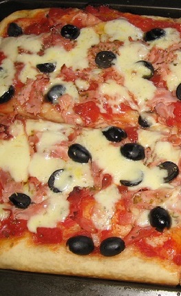 Pizza con mozzarella, prosciutto ed olive — ricetta fatta in casa
