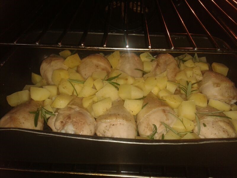 Pollo al forno con patate aromatizzate