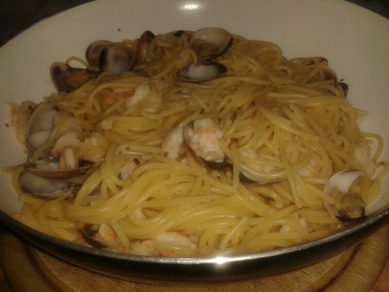Spaghetti con gamberi e vongole — ricetta fatta in casa